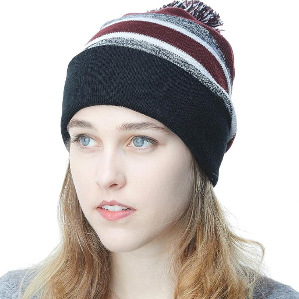 Topi beanie dengan motif garis-garis